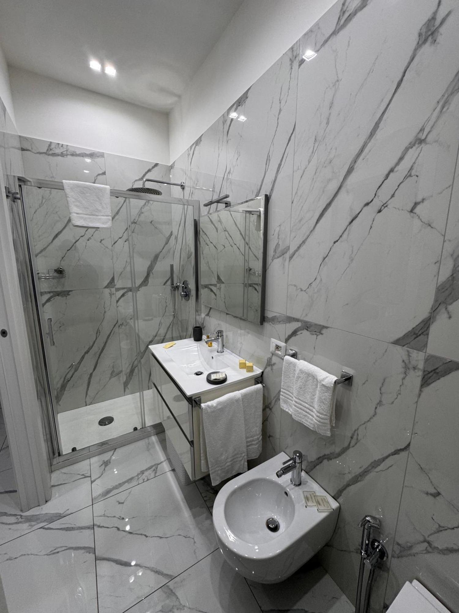 Lady Mary'S Luxury Suites Napoli Eksteriør billede